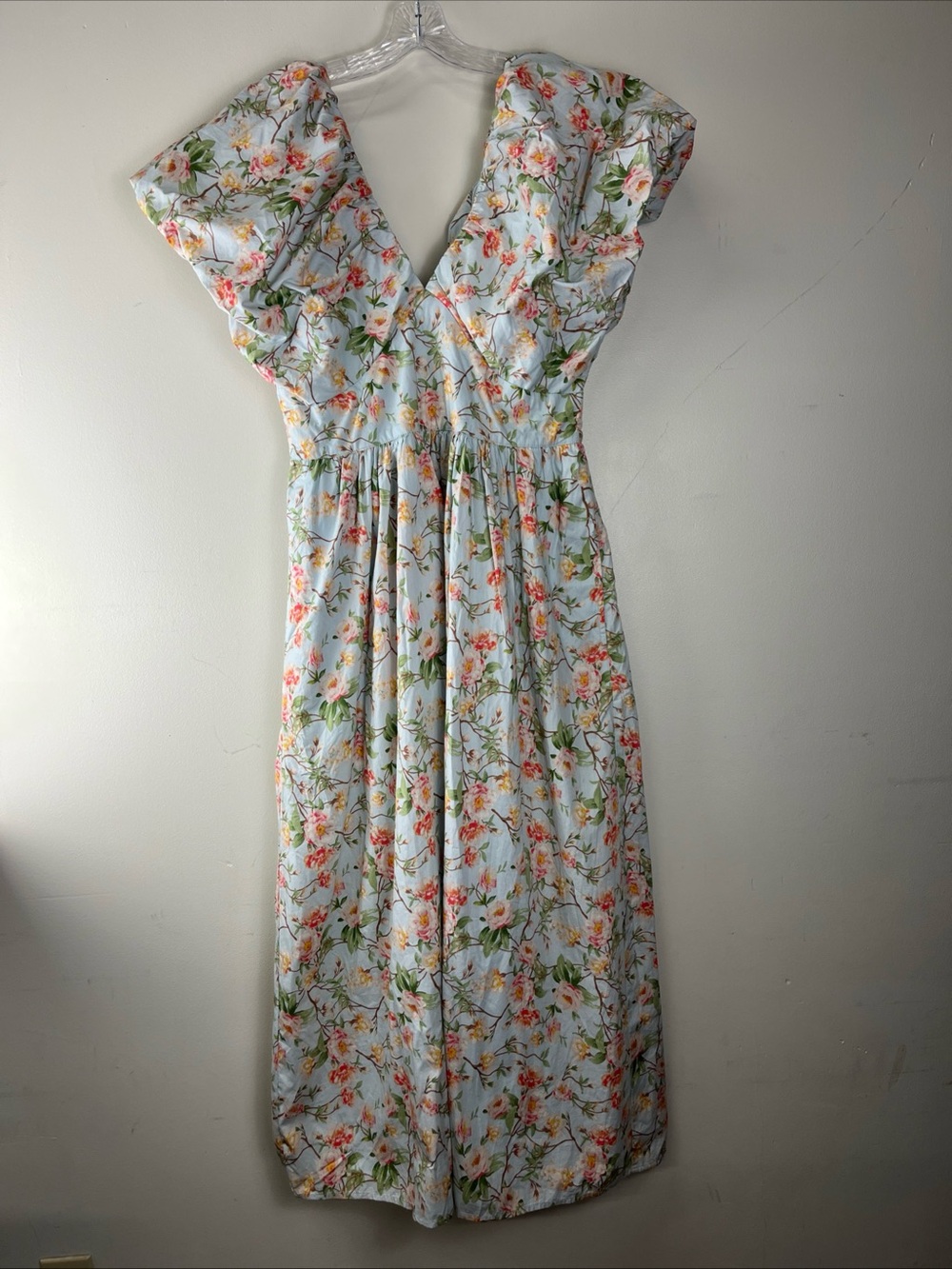 Society social x crown & ivy
Sky Blue Floral Midi Dress with Ruffled Sleeves
